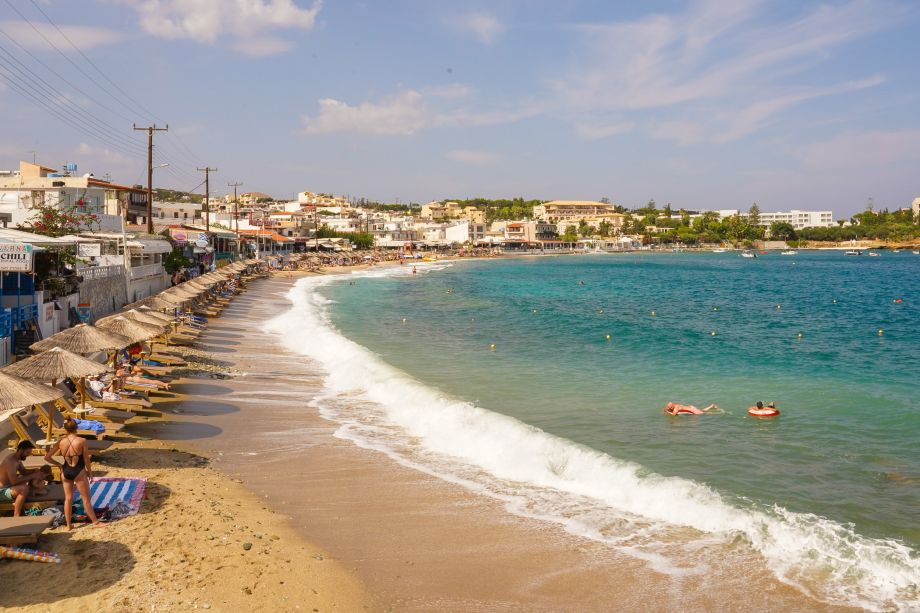 Het strand van Agia Pelagia op Kreta