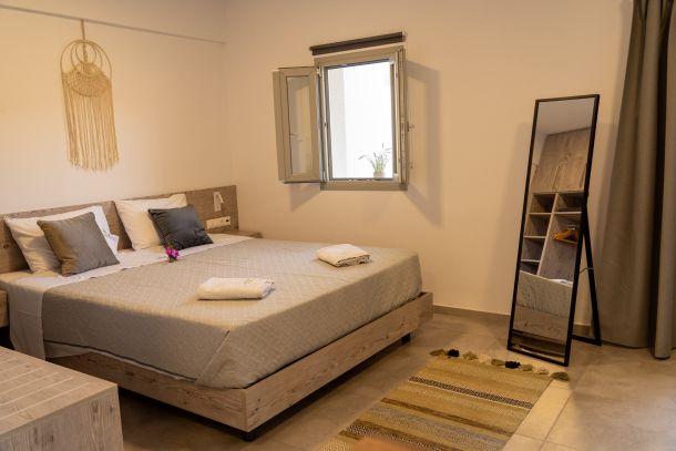 Kingsize bed in appartement op Kreta