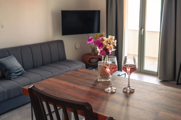 Bank en tafel in appartement Kreta